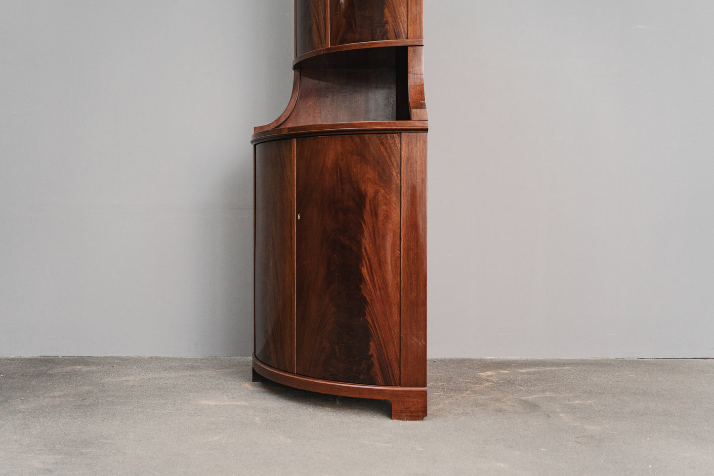 Eleganter Eckschrank im Biedermeier Stil