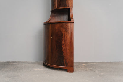 Eleganter Eckschrank im Biedermeier Stil