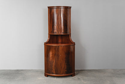 Eleganter Eckschrank im Biedermeier Stil