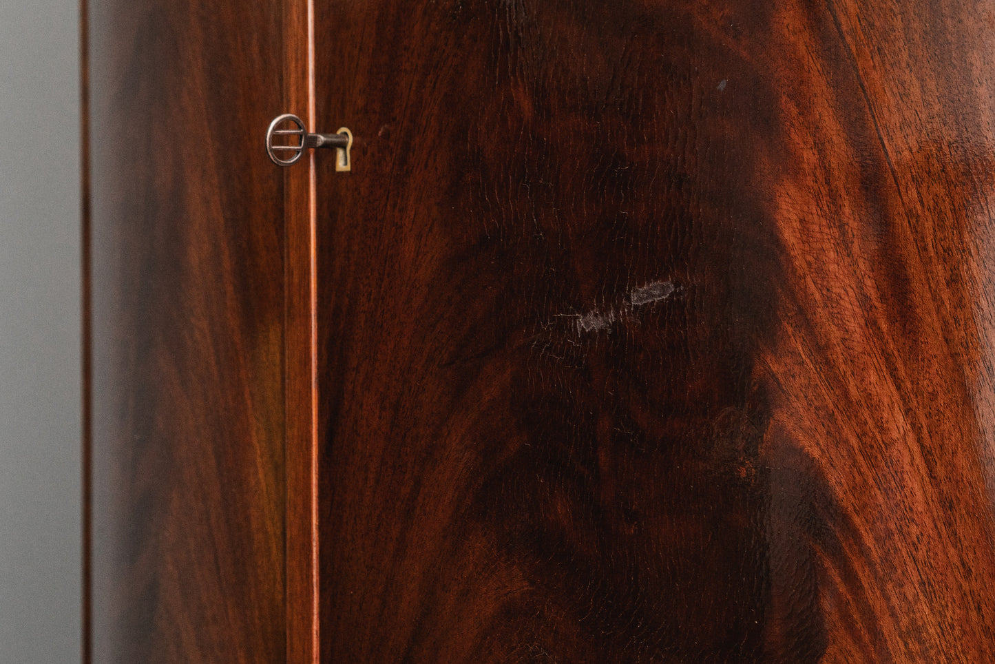 Eleganter Eckschrank im Biedermeier Stil