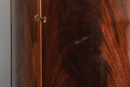 Eleganter Eckschrank im Biedermeier Stil