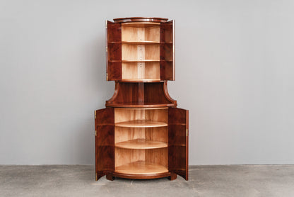 Eleganter Eckschrank im Biedermeier Stil
