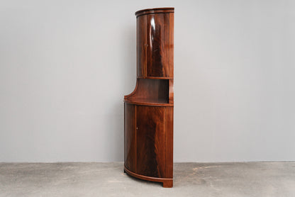 Eleganter Eckschrank im Biedermeier Stil