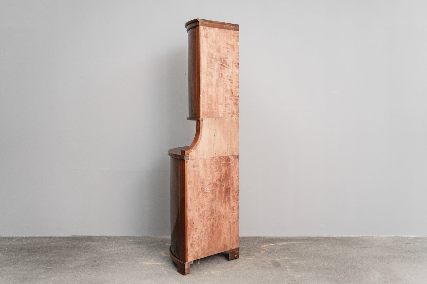 Eleganter Eckschrank im Biedermeier Stil