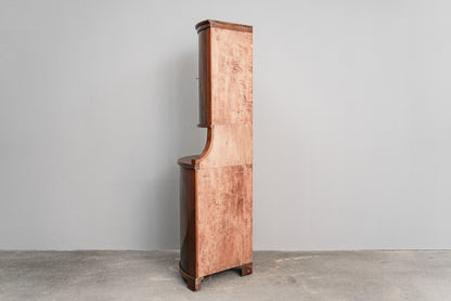 Eleganter Eckschrank im Biedermeier Stil