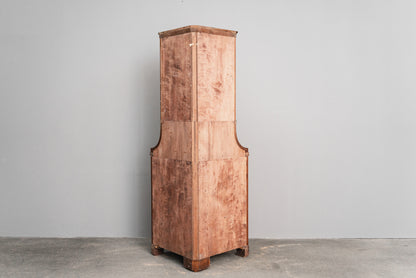 Eleganter Eckschrank im Biedermeier Stil