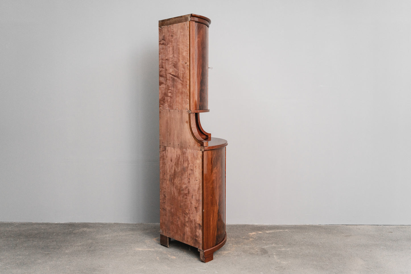 Eleganter Eckschrank im Biedermeier Stil
