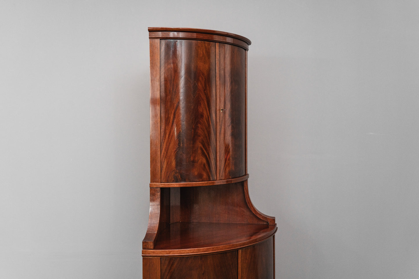 Eleganter Eckschrank im Biedermeier Stil