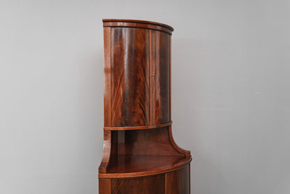 Eleganter Eckschrank im Biedermeier Stil