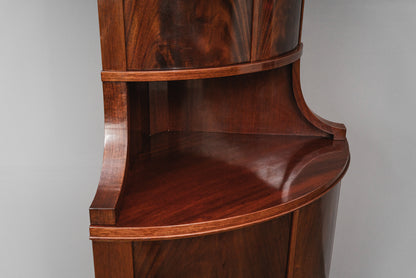 Eleganter Eckschrank im Biedermeier Stil