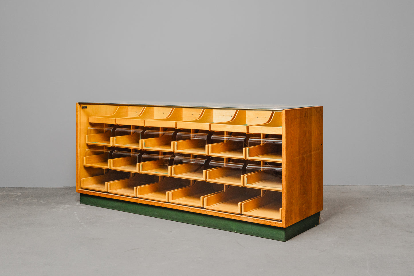 Stilvolle Vintage Ladenvitrine