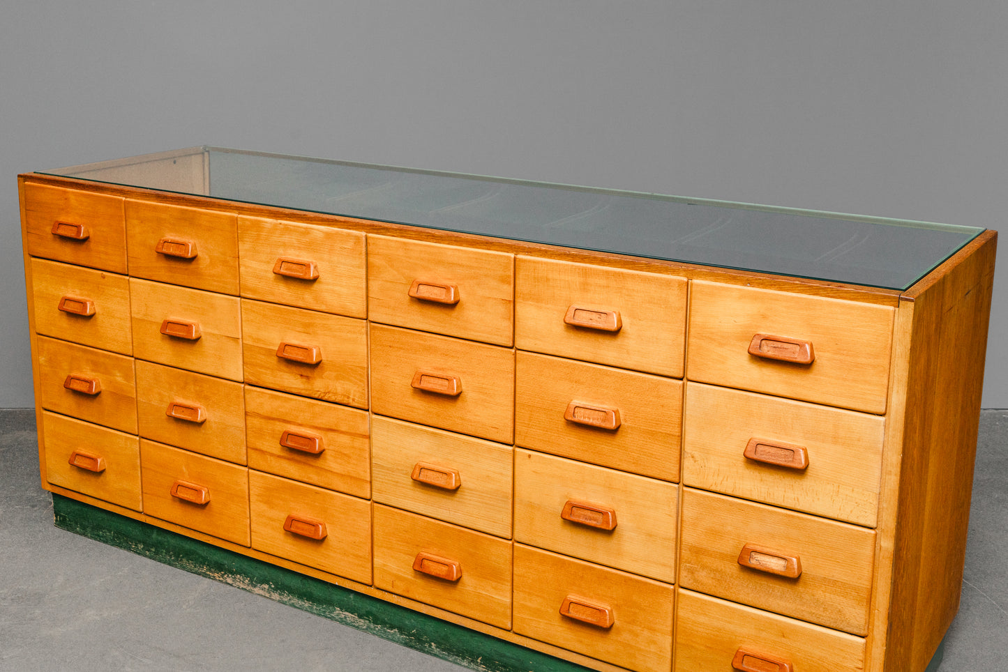 Stilvolle Vintage Ladenvitrine