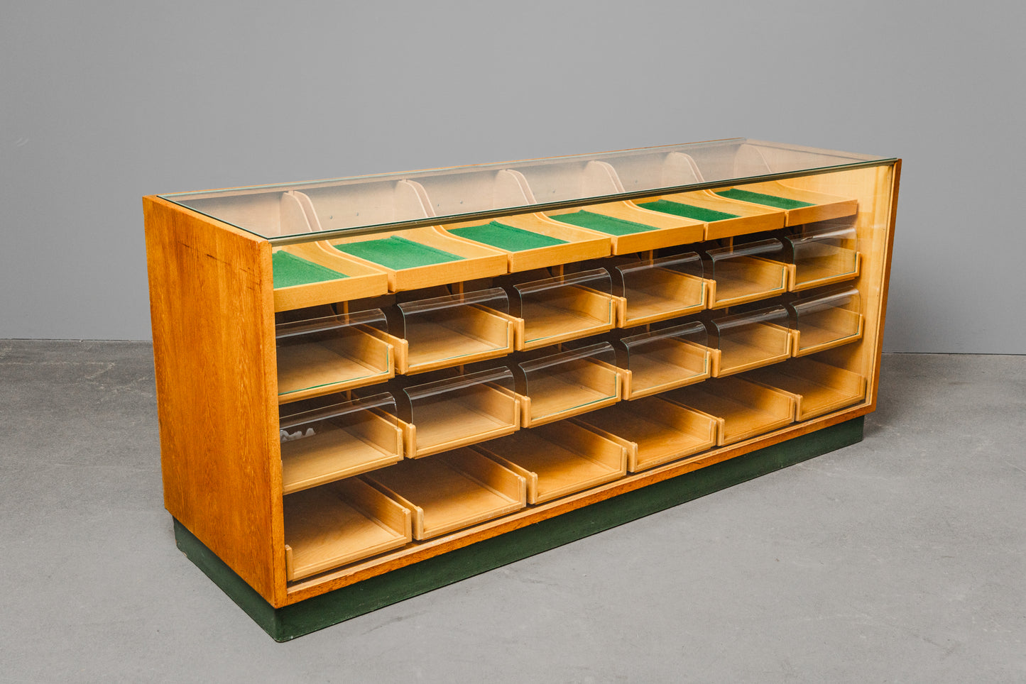 Stilvolle Vintage Ladenvitrine