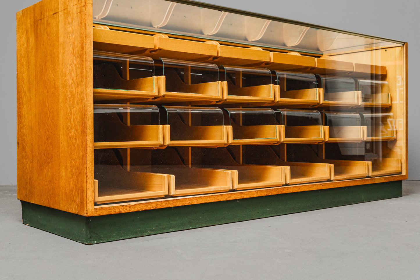 Stilvolle Vintage Ladenvitrine