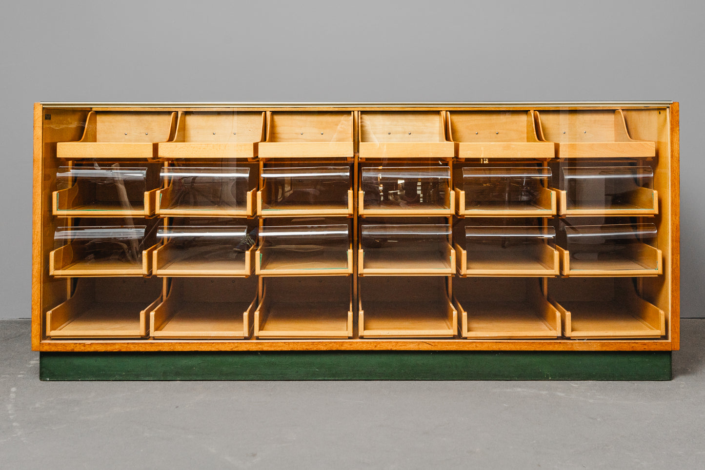 Stilvolle Vintage Ladenvitrine