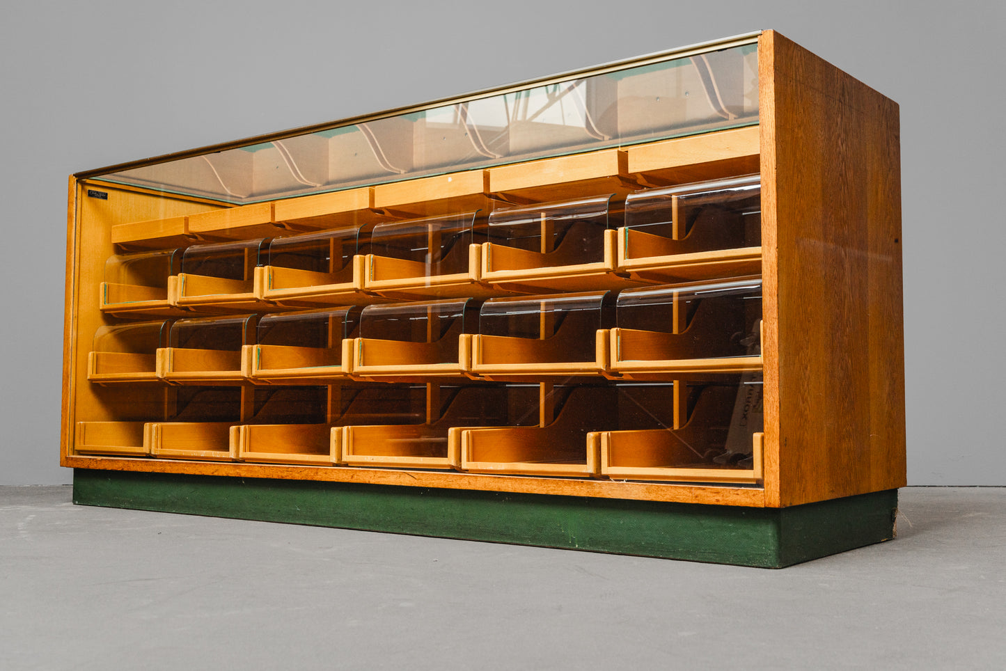 Stilvolle Vintage Ladenvitrine