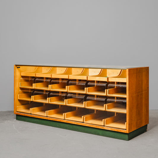 Stilvolle Vintage Ladenvitrine