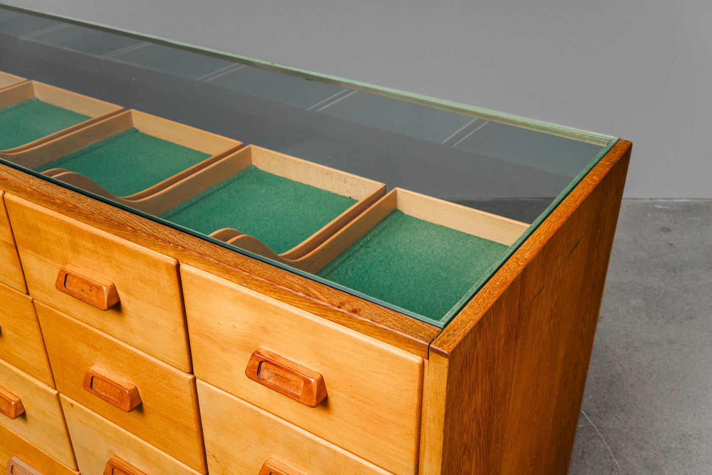 Stilvolle Vintage Ladenvitrine