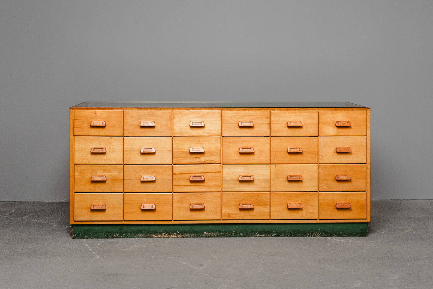 Stilvolle Vintage Ladenvitrine