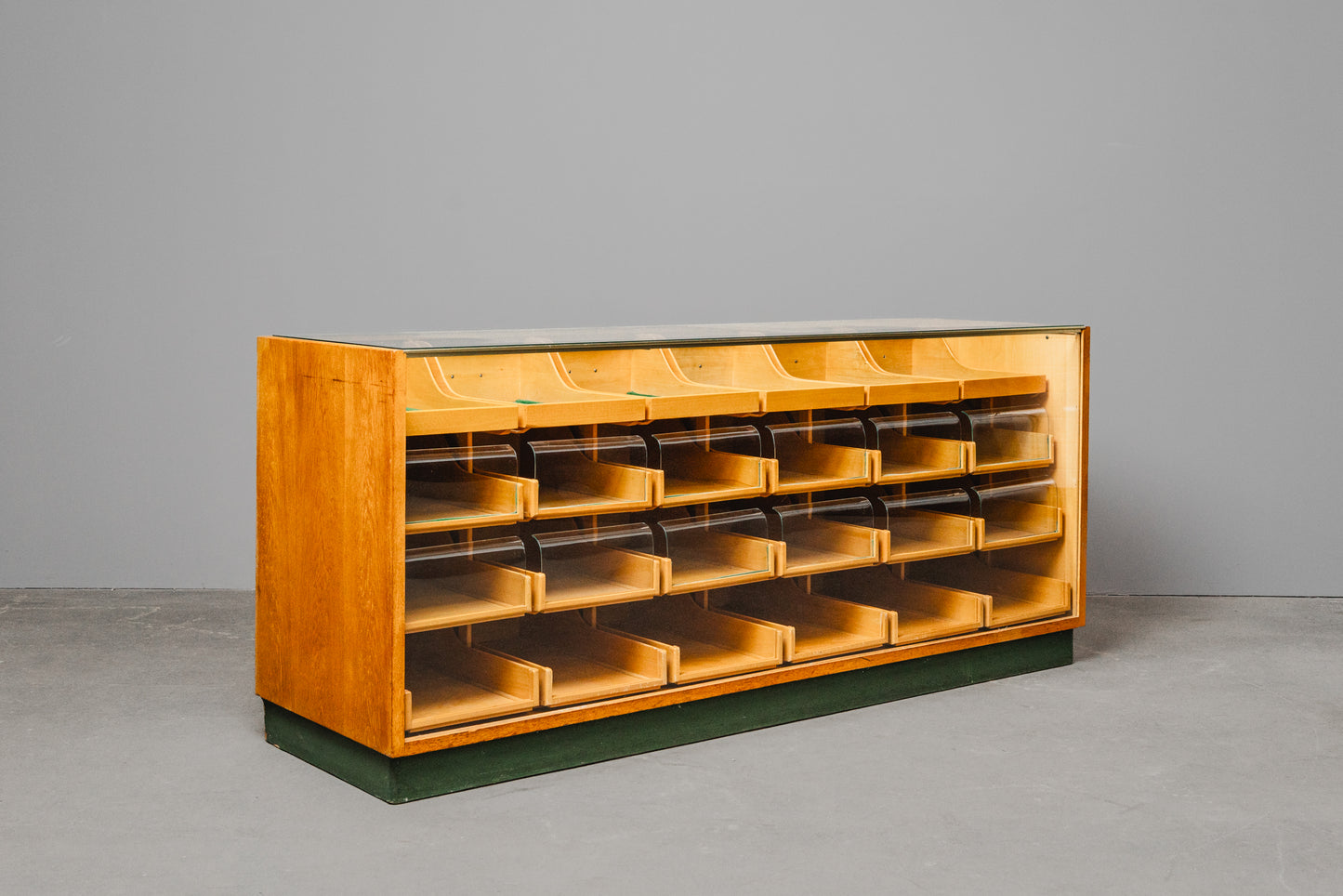 Stilvolle Vintage Ladenvitrine