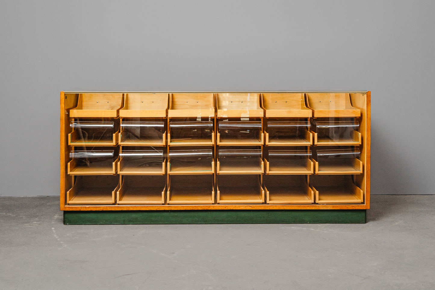 Stilvolle Vintage Ladenvitrine