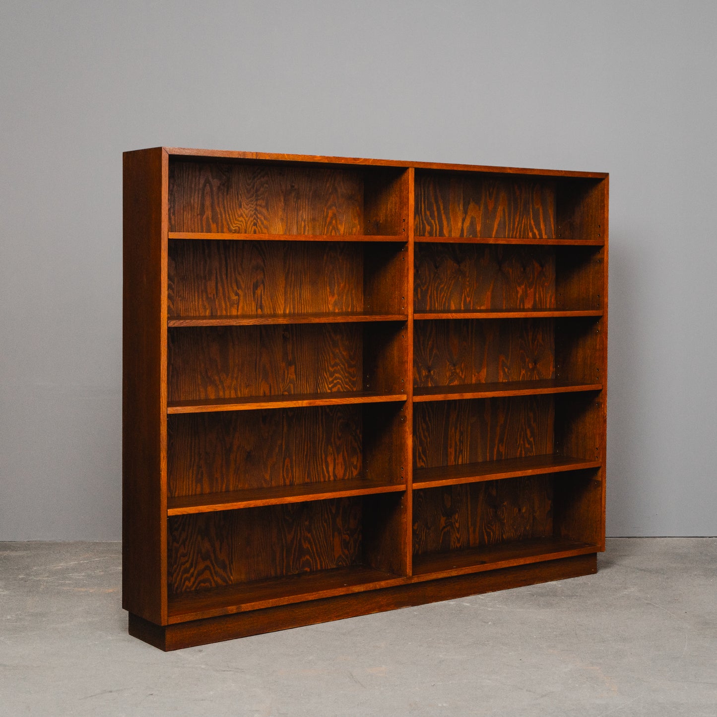 Schönes Vintage Bücherregal