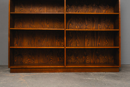 Schönes Vintage Bücherregal
