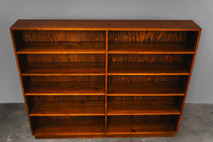 Schönes Vintage Bücherregal