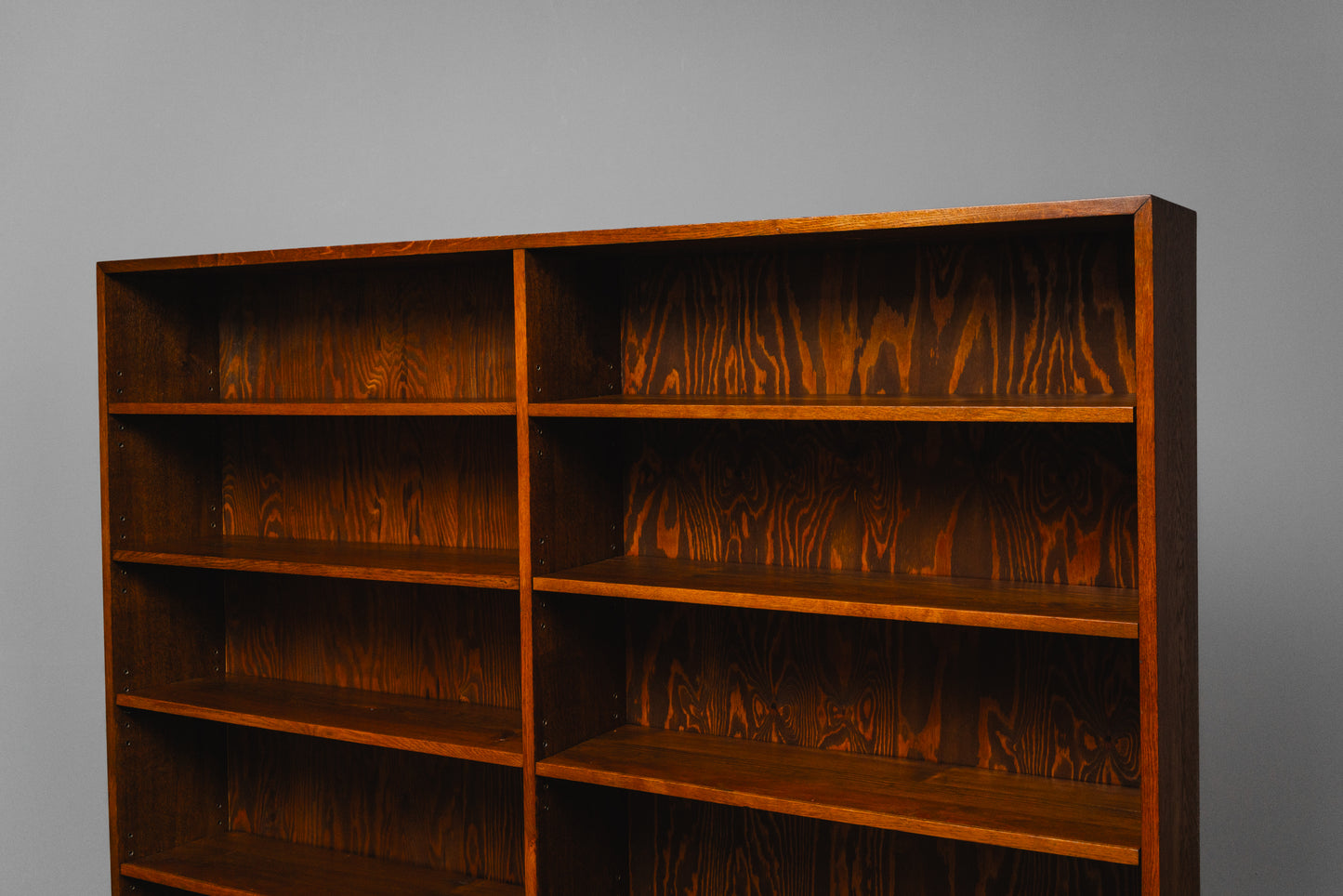 Schönes Vintage Bücherregal