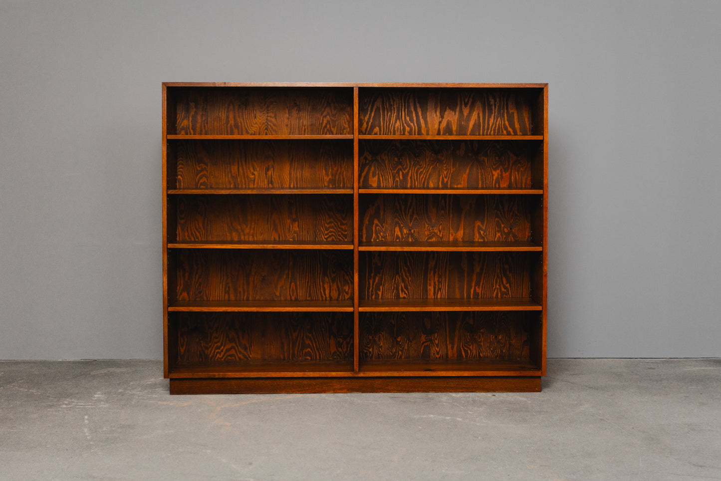 Schönes Vintage Bücherregal