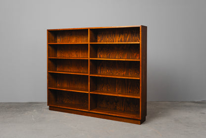 Schönes Vintage Bücherregal
