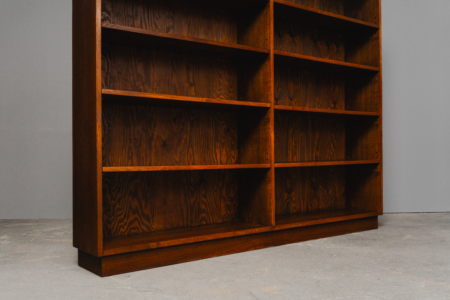 Schönes Vintage Bücherregal