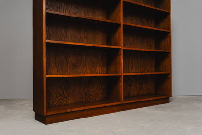 Schönes Vintage Bücherregal