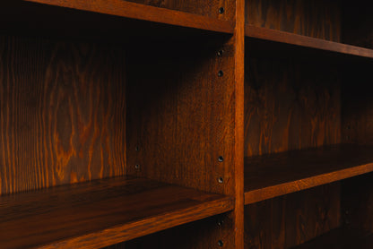 Schönes Vintage Bücherregal