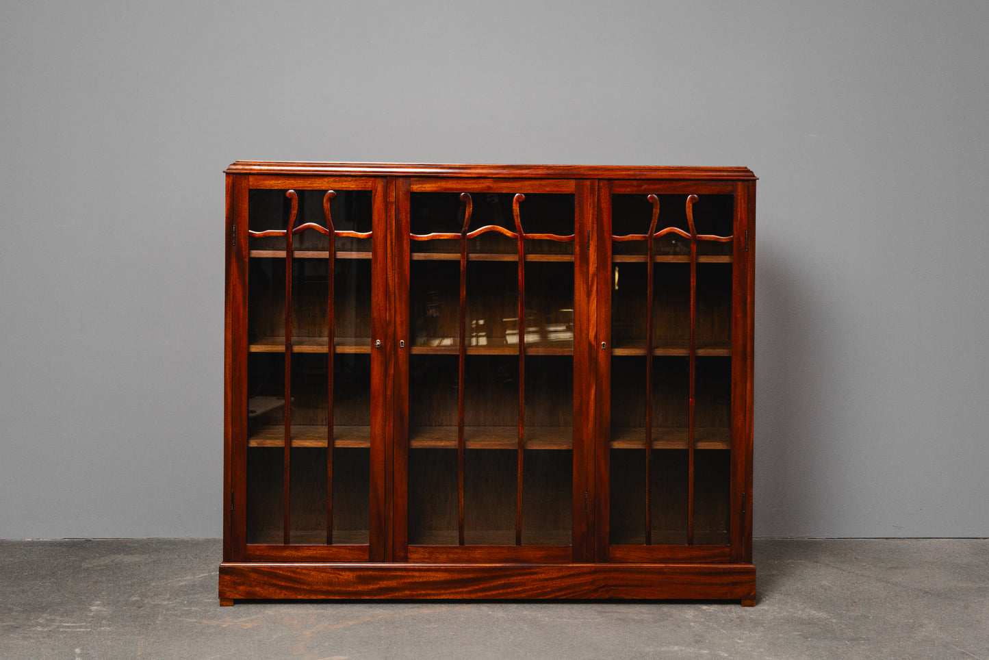 Eleganter Jugendstil Bücherschrank