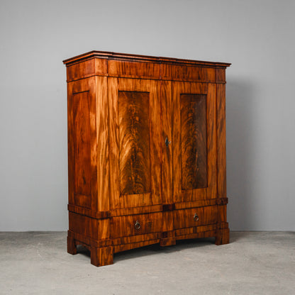 Beeindruckender Biedermeier Kleiderschrank