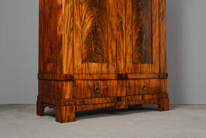 Beeindruckender Biedermeier Kleiderschrank