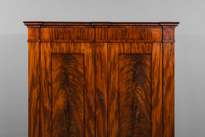 Beeindruckender Biedermeier Kleiderschrank