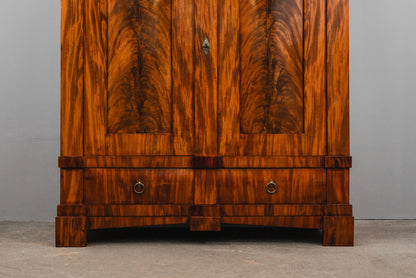 Beeindruckender Biedermeier Kleiderschrank