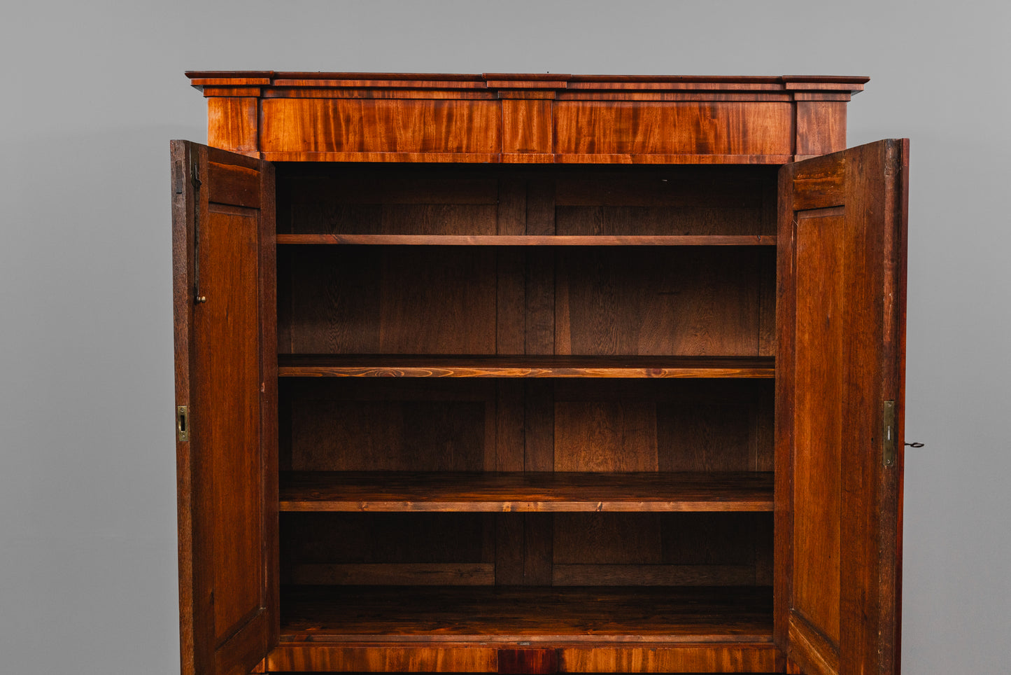 Beeindruckender Biedermeier Kleiderschrank