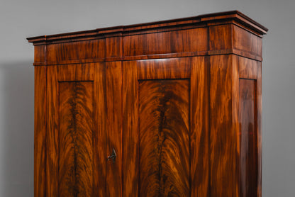 Beeindruckender Biedermeier Kleiderschrank