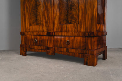 Beeindruckender Biedermeier Kleiderschrank