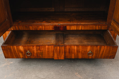 Beeindruckender Biedermeier Kleiderschrank