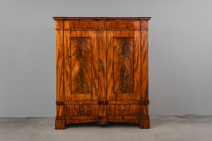 Beeindruckender Biedermeier Kleiderschrank