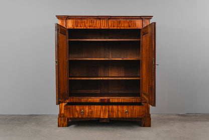 Beeindruckender Biedermeier Kleiderschrank