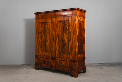 Beeindruckender Biedermeier Kleiderschrank