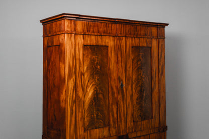 Beeindruckender Biedermeier Kleiderschrank
