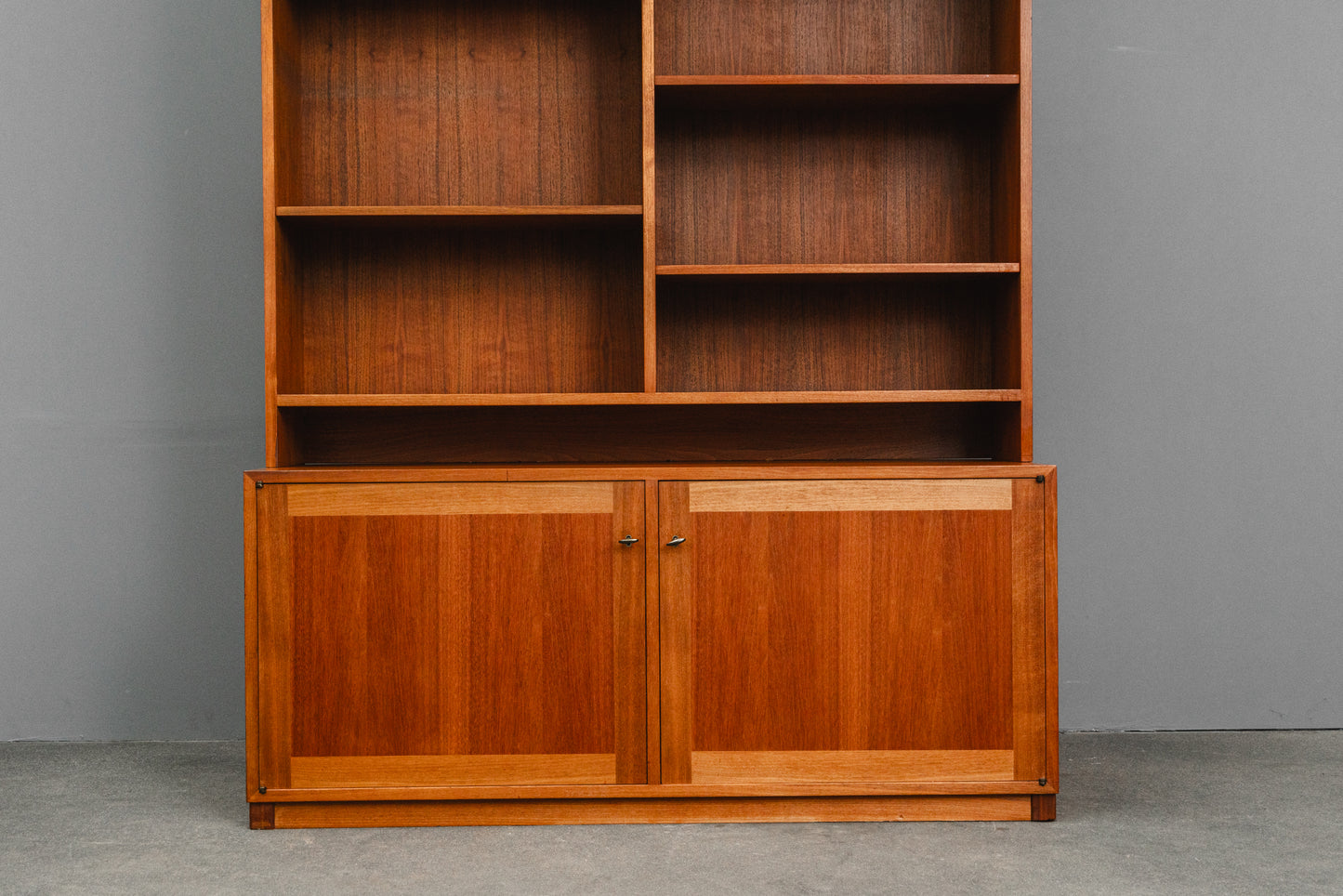 Stilvoller Mid-Century Bücherschrank