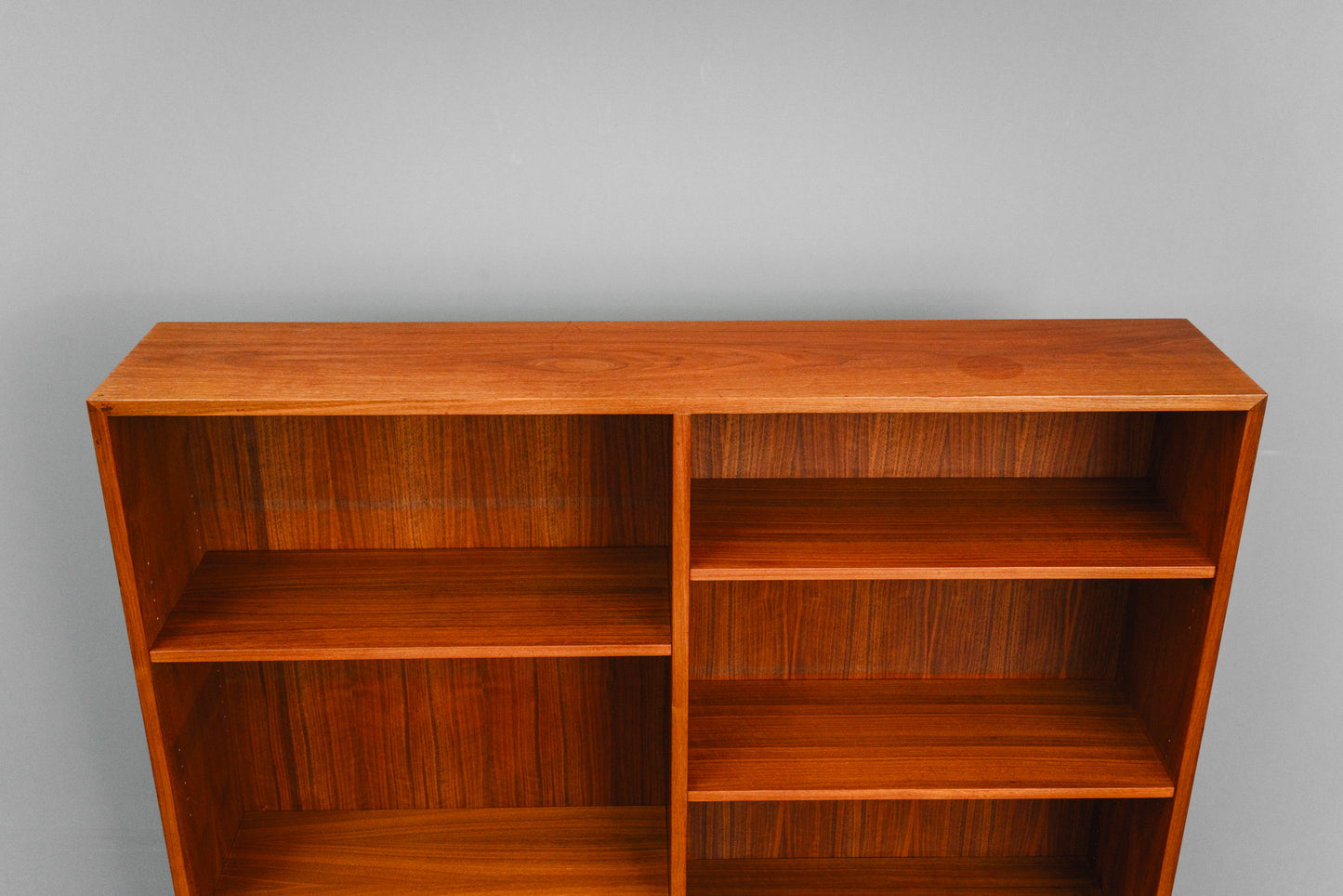 Stilvoller Mid-Century Bücherschrank