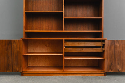 Stilvoller Mid-Century Bücherschrank